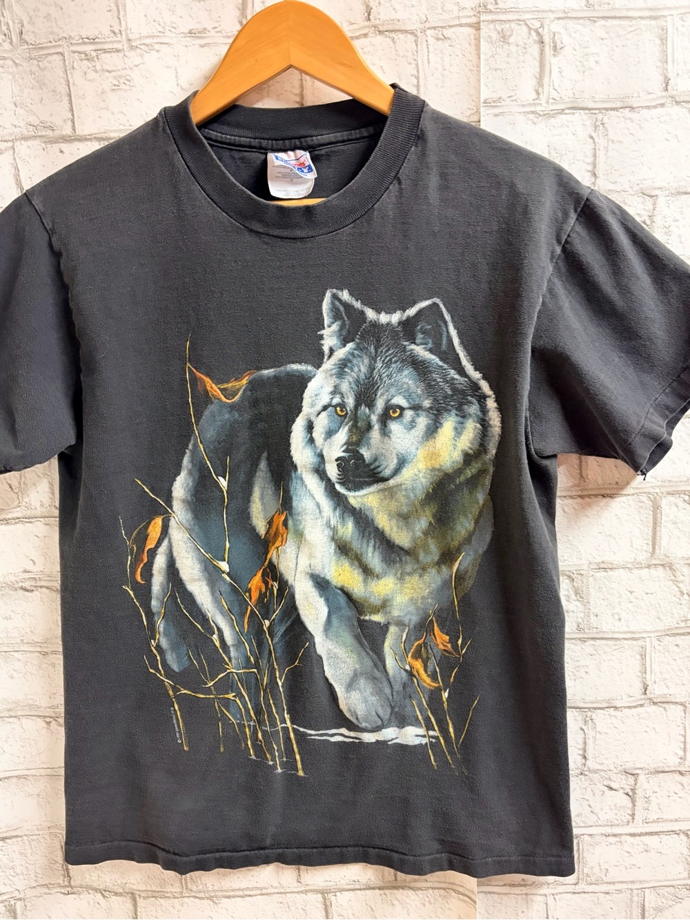 Vintage Unisex Wolf Graphic Tee with Bold Nature Print
